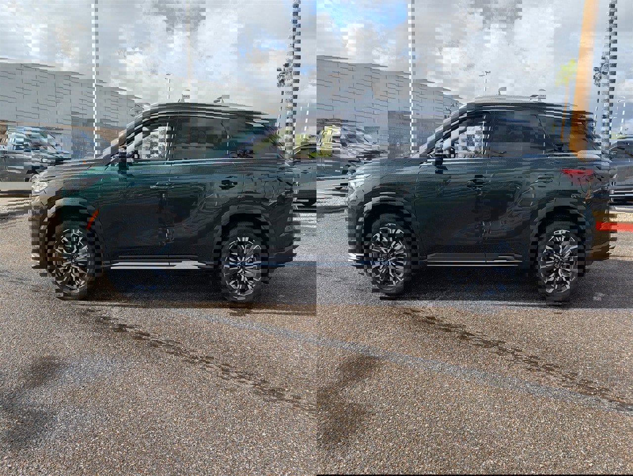 New 2026 INFINITI QX60 Luxe w/ Family Package image 2