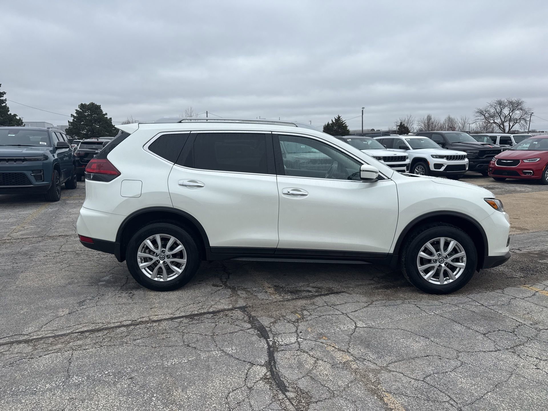 Used 2018 Nissan Rogue SV image 5