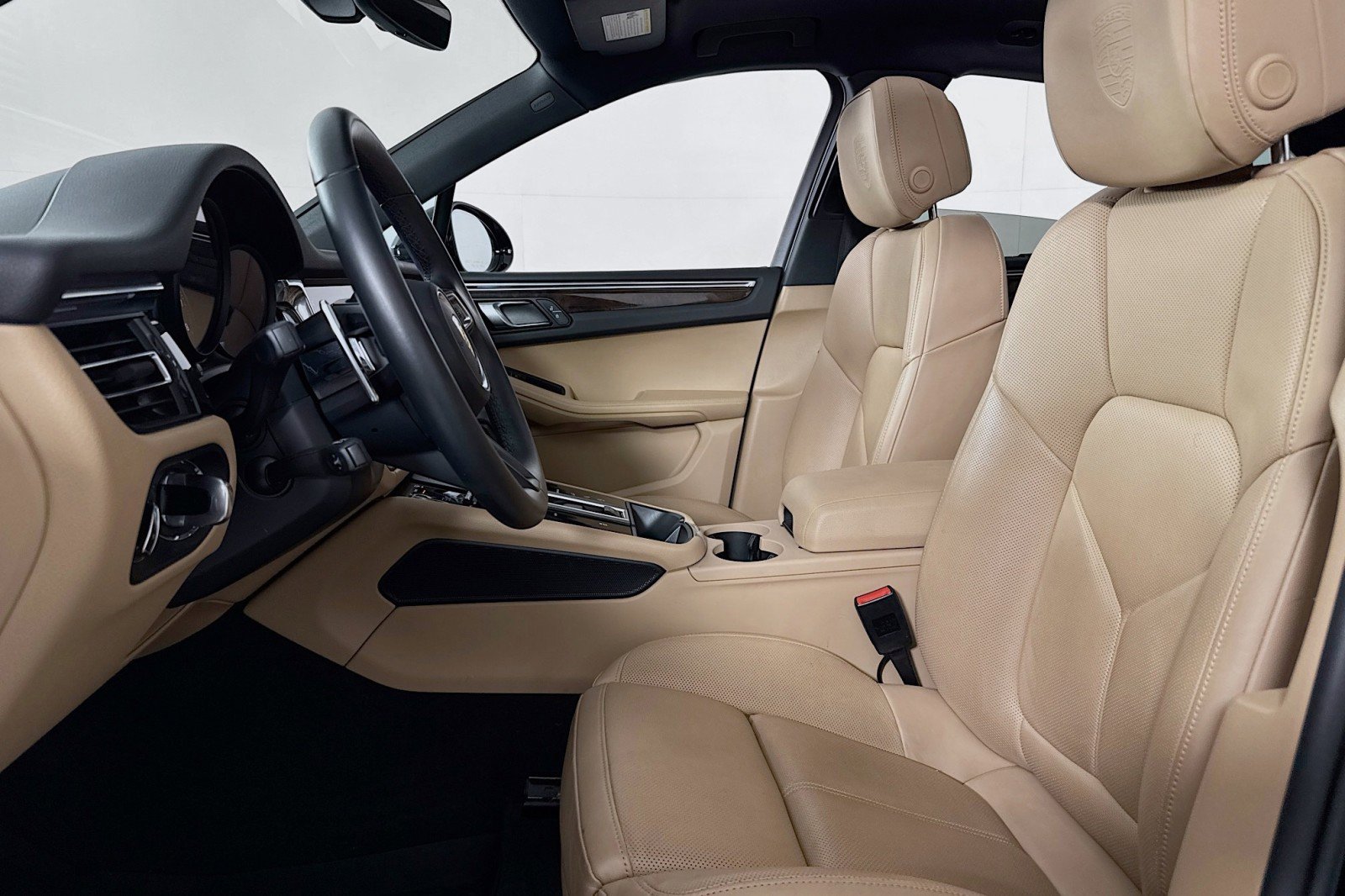 Used 2025 Porsche Macan AWD/4WD image 16