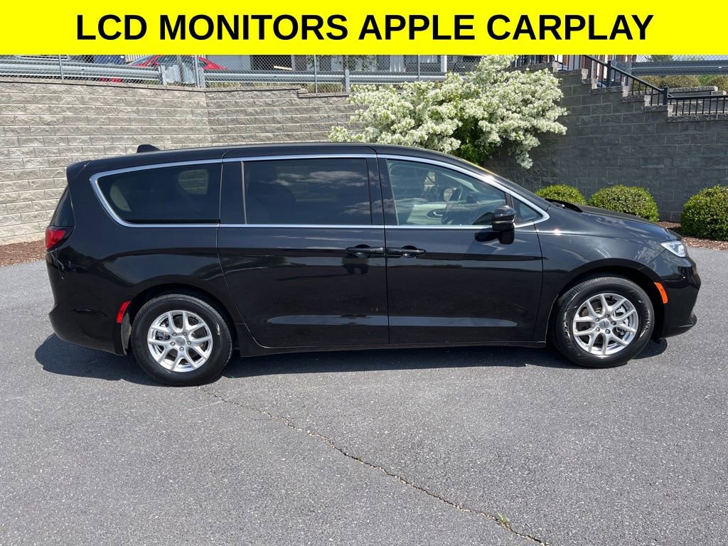Used 2023 Chrysler Pacifica Touring-L FWD image 3