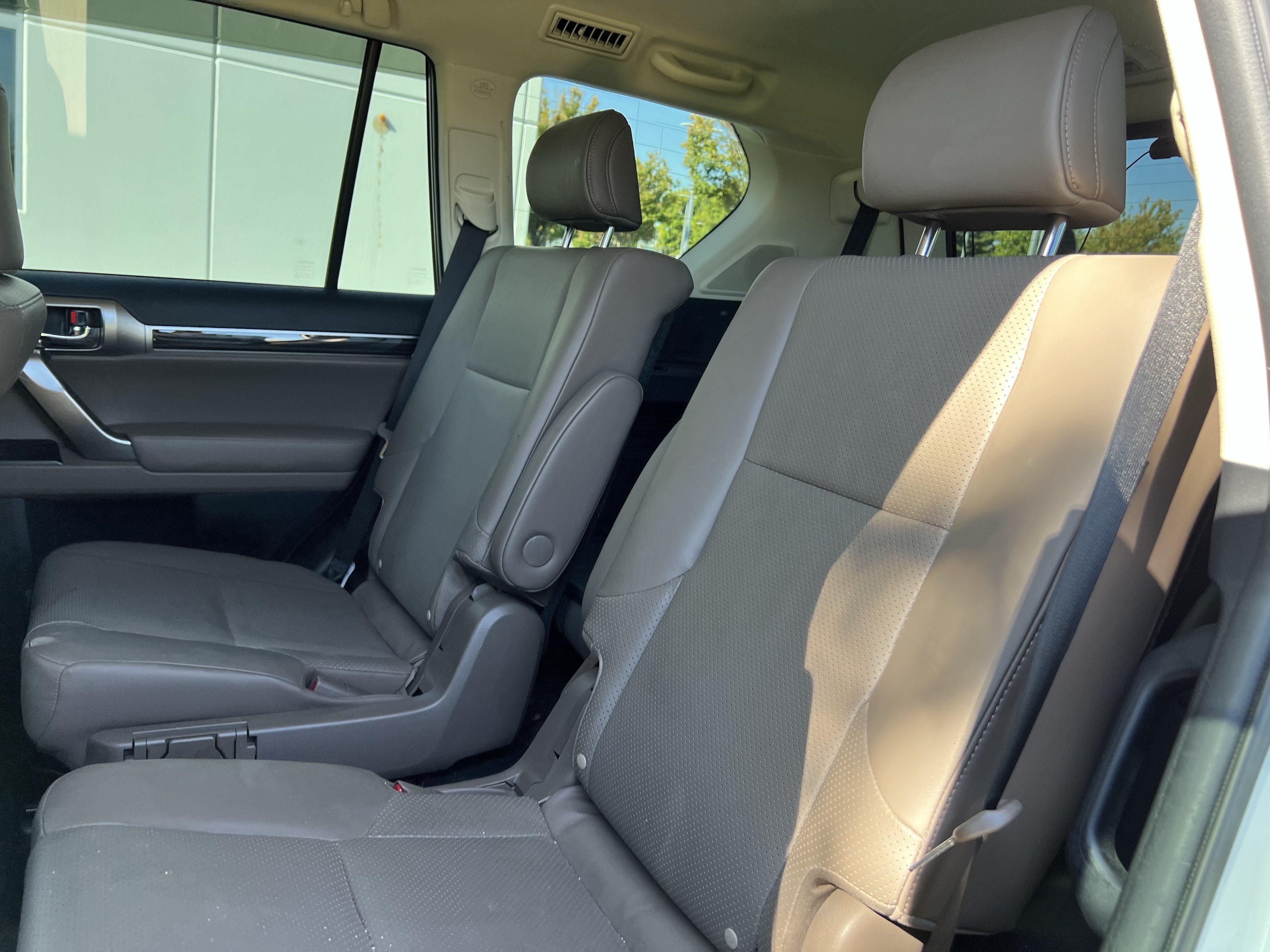 Used 2023 Lexus GX 460 Luxury w/ Sport Design Package AWD/4WD image 34