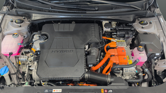 Certified 2025 Hyundai Elantra Limited FWD image 28