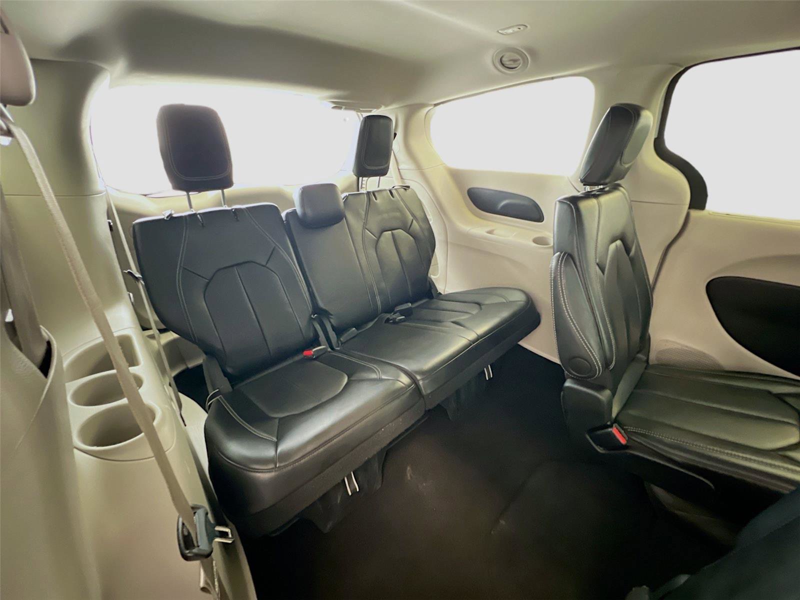 Used 2024 Chrysler Pacifica Touring-L image 26