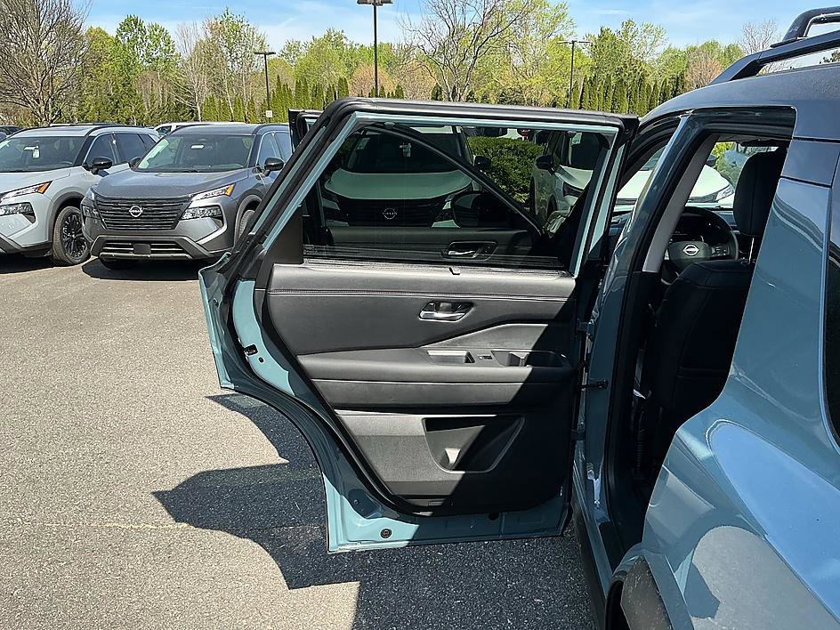 New 2026 Nissan Pathfinder Platinum image 18