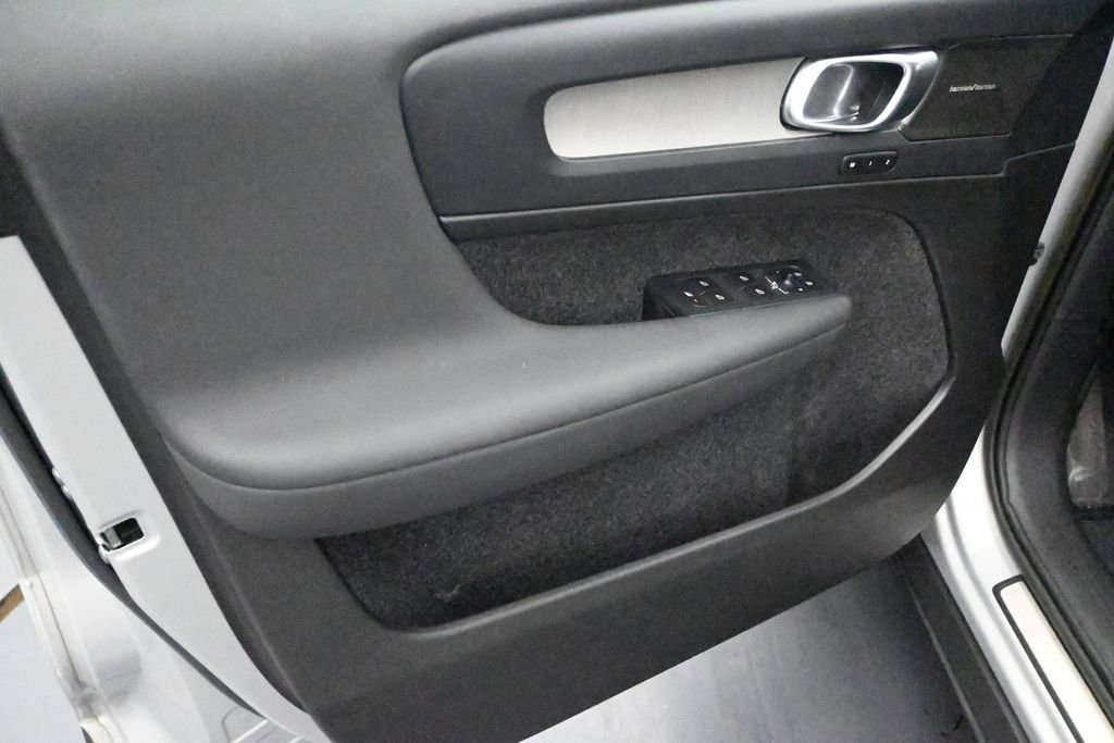 Used 2023 Volvo XC40 B5 Plus AWD/4WD image 9