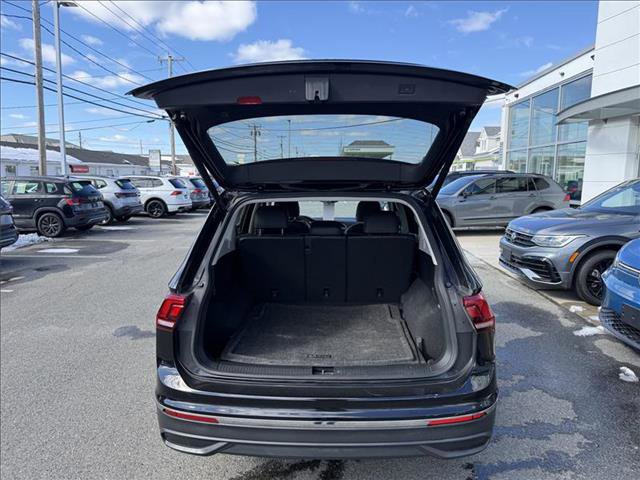 Certified 2022 Volkswagen Tiguan SE w/ Panoramic Sunroof Package AWD/4WD image 9