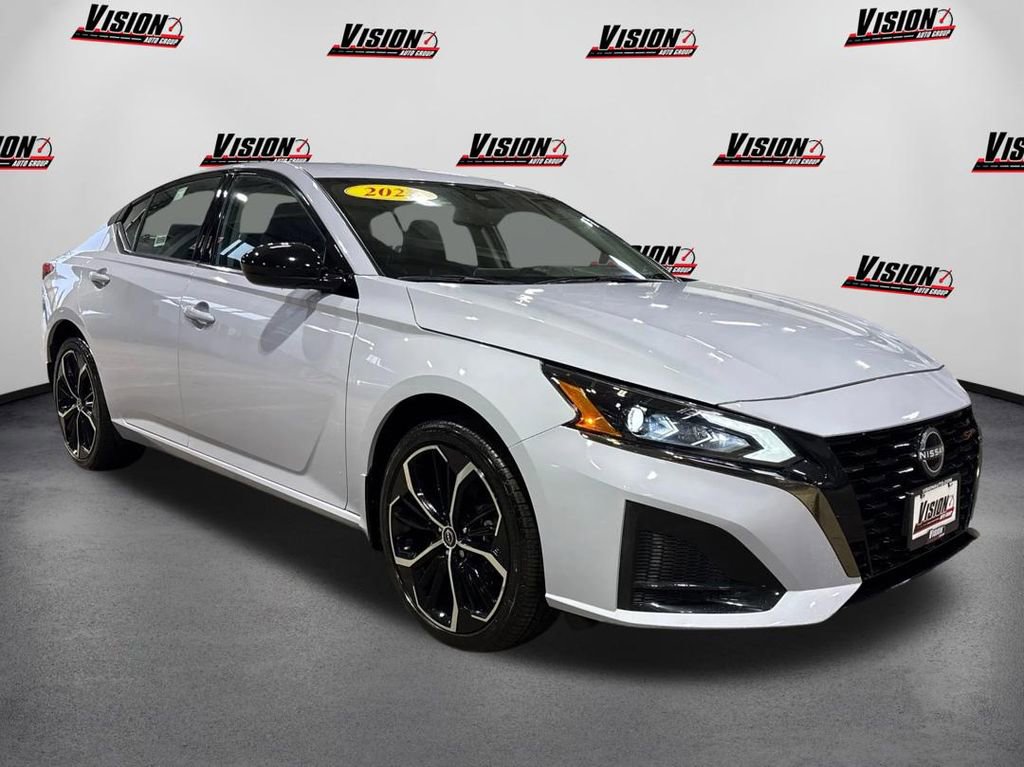 Used 2025 Nissan Altima 2.5 SR image 3