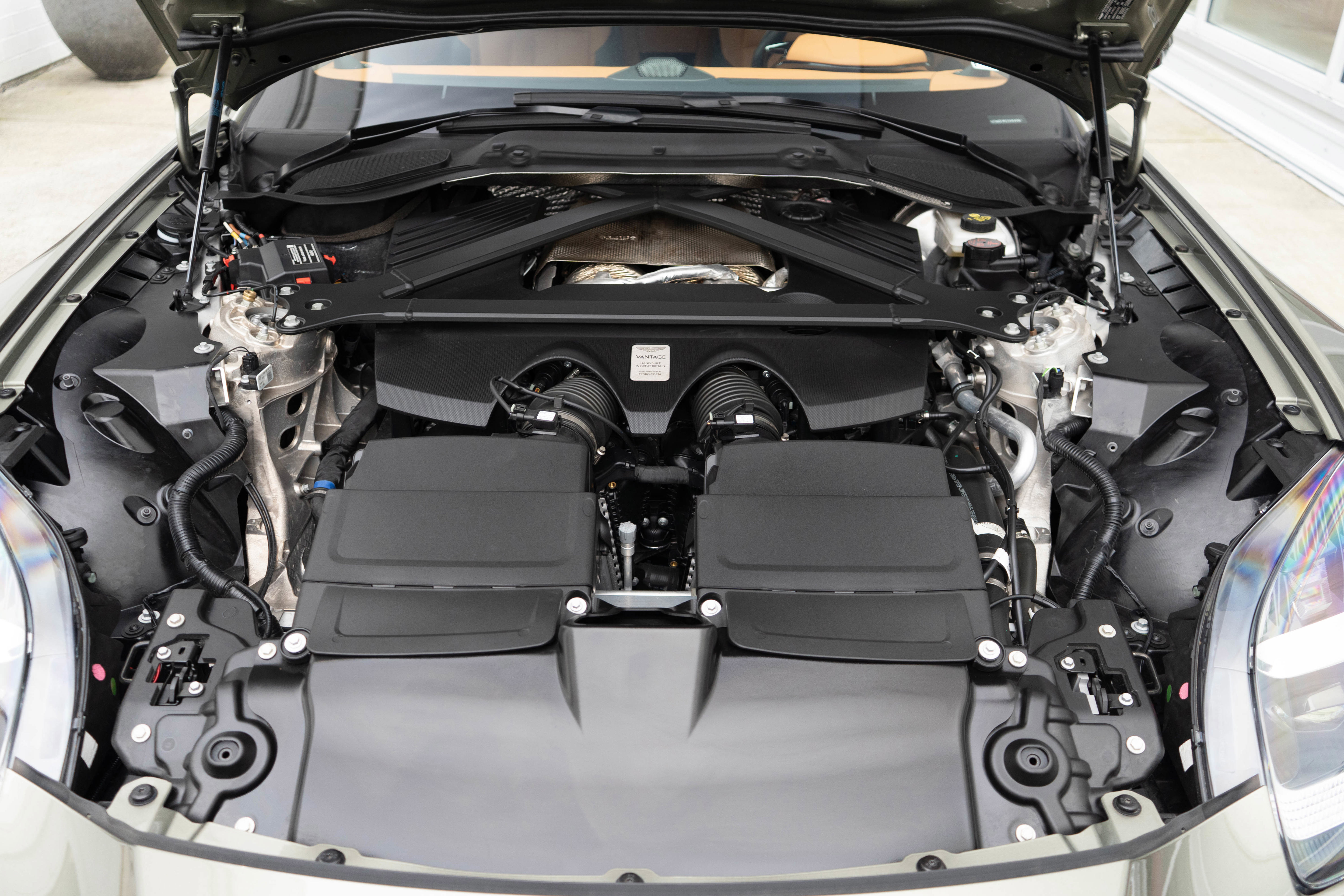 Used 2025 Aston Martin V8 Vantage Coupe image 28