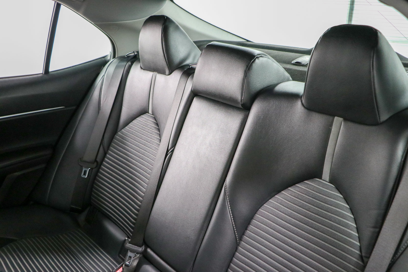 Used 2018 Toyota Camry SE w/ Moonroof Package FWD image 25