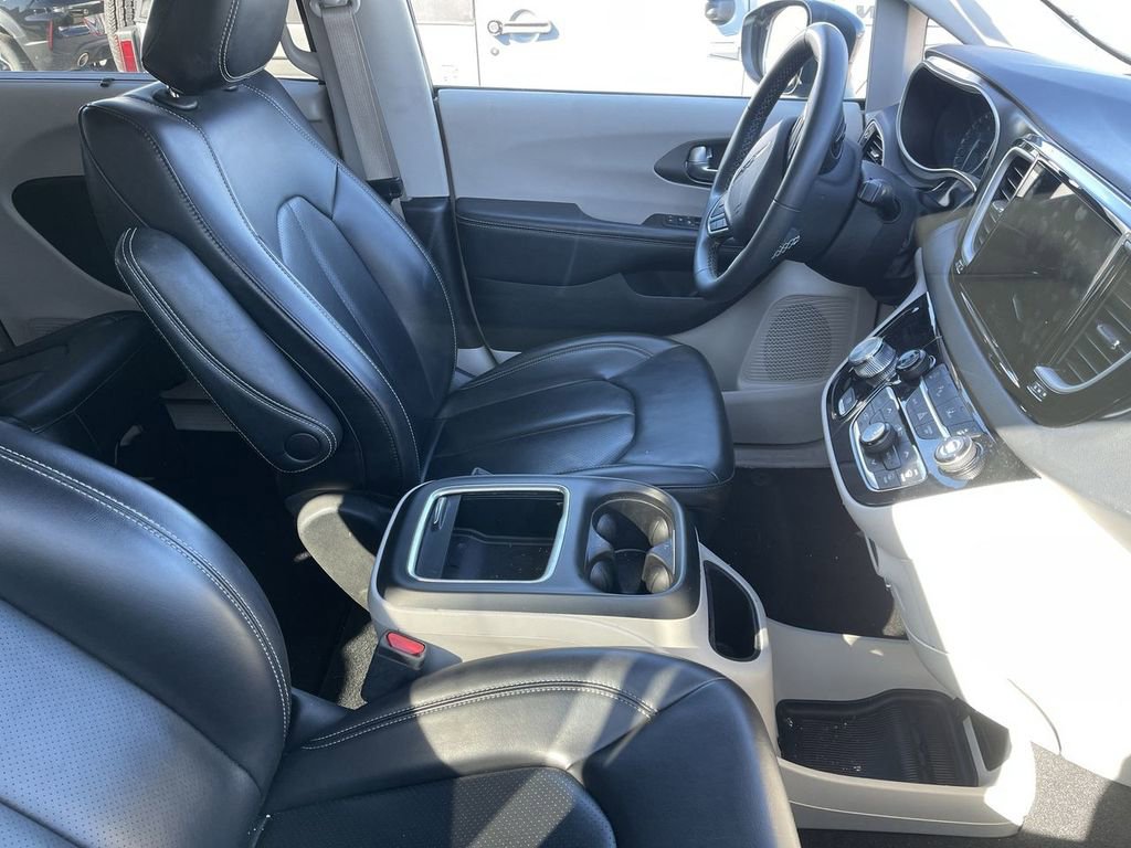 Used 2023 Chrysler Pacifica Touring-L image 10