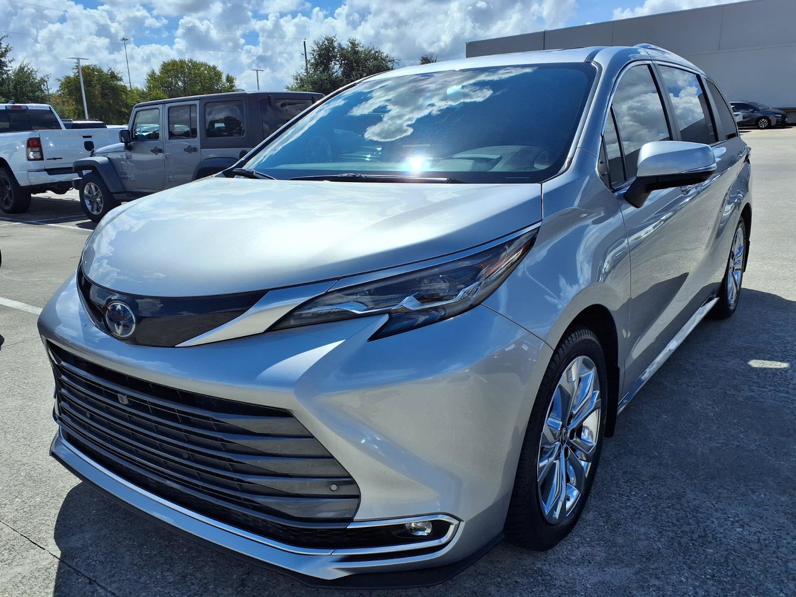 Used 2024 Toyota Sienna Platinum FWD image 23