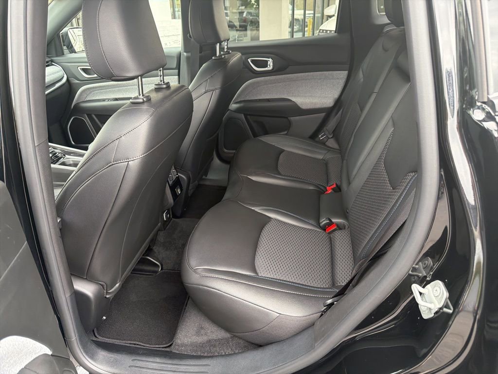 Used 2025 Jeep Compass Latitude image 16