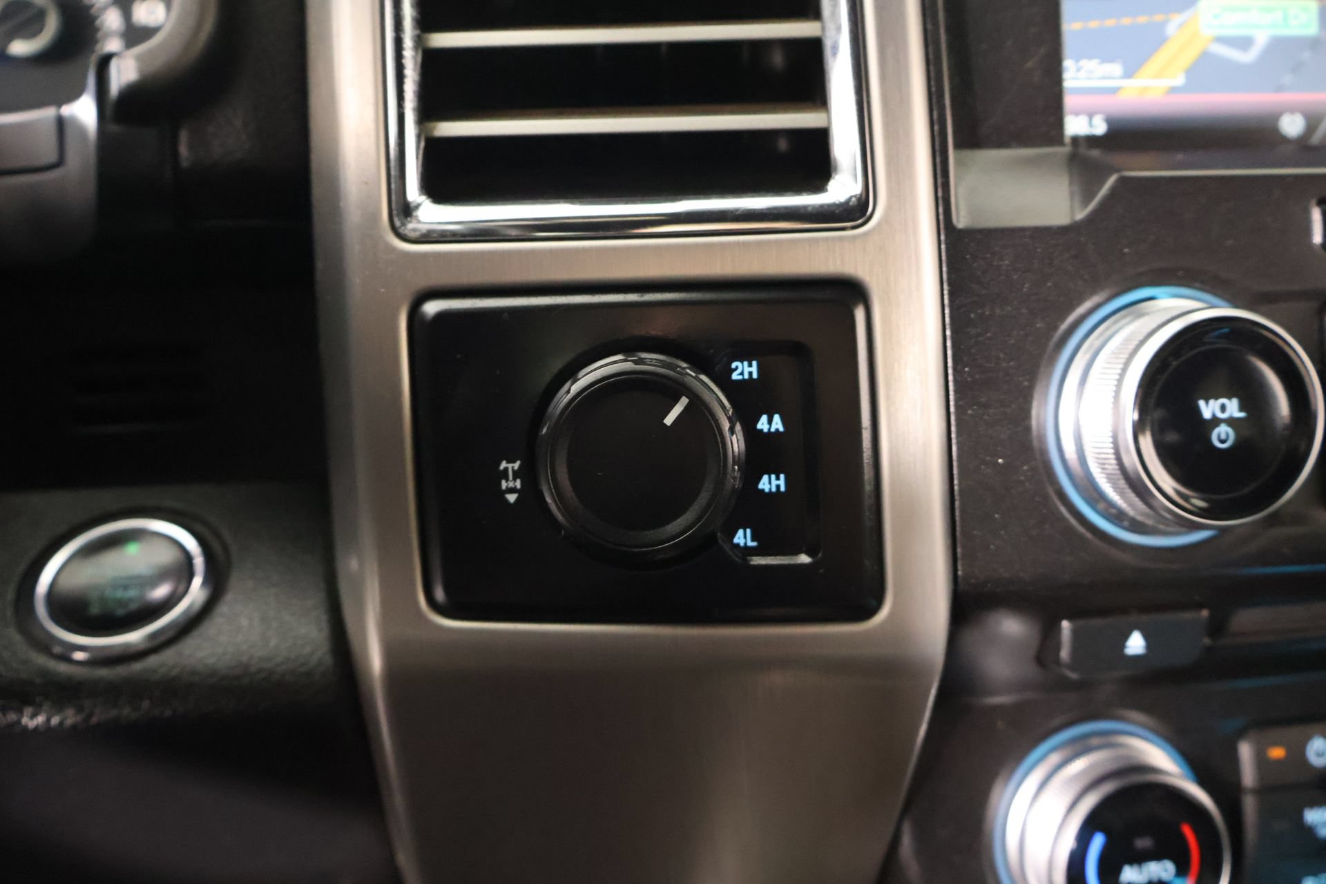 Used 2015 Ford F150 Platinum w/ Equipment Group 701A Luxury AWD/4WD image 10