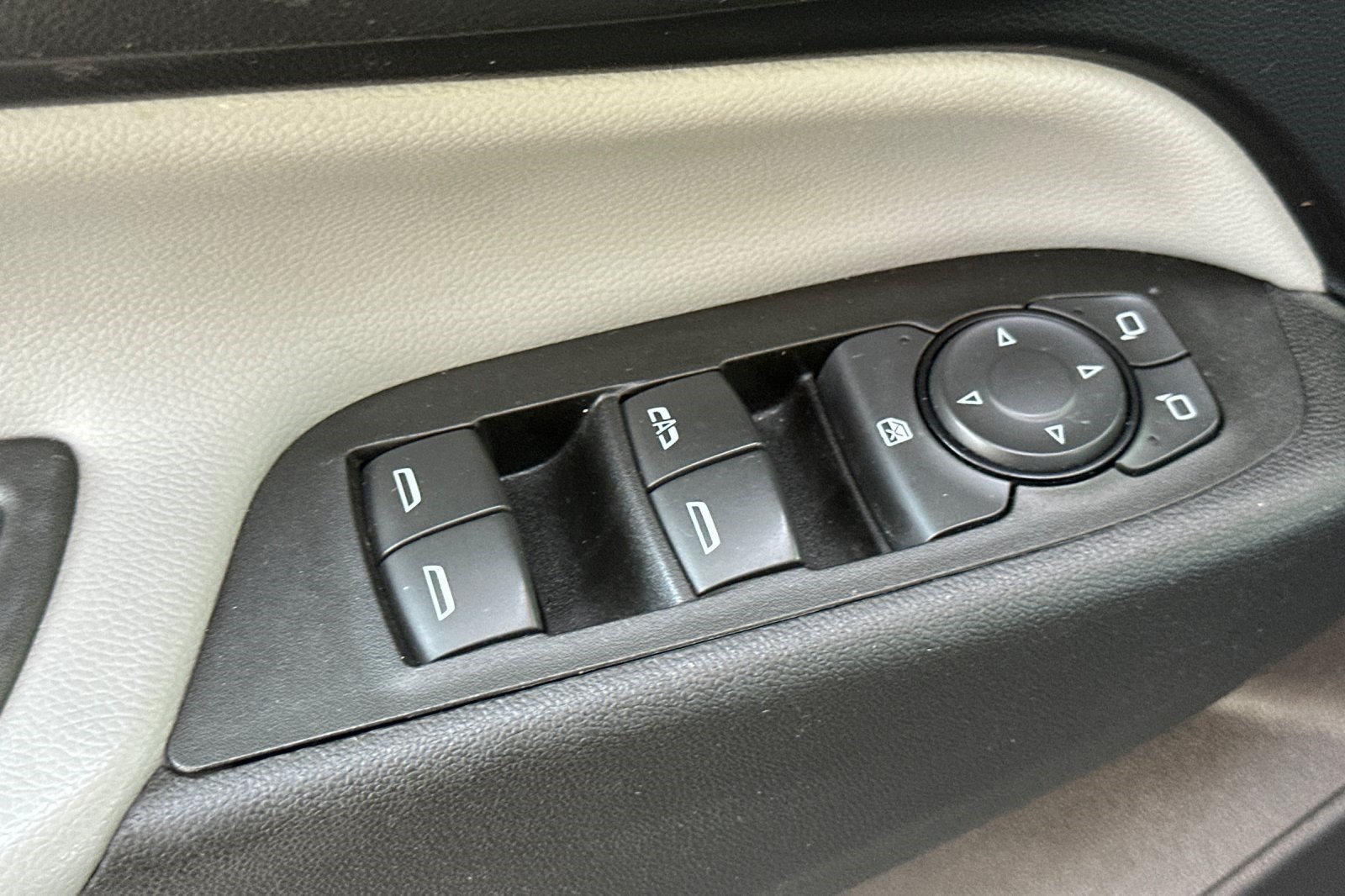 Used 2018 Chevrolet Equinox LS FWD image 12