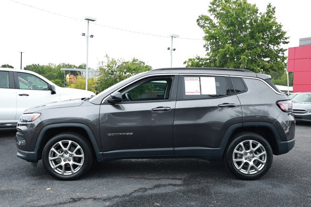 Used 2022 Jeep Compass Latitude w/ Sun and Sound Group AWD/4WD image 9