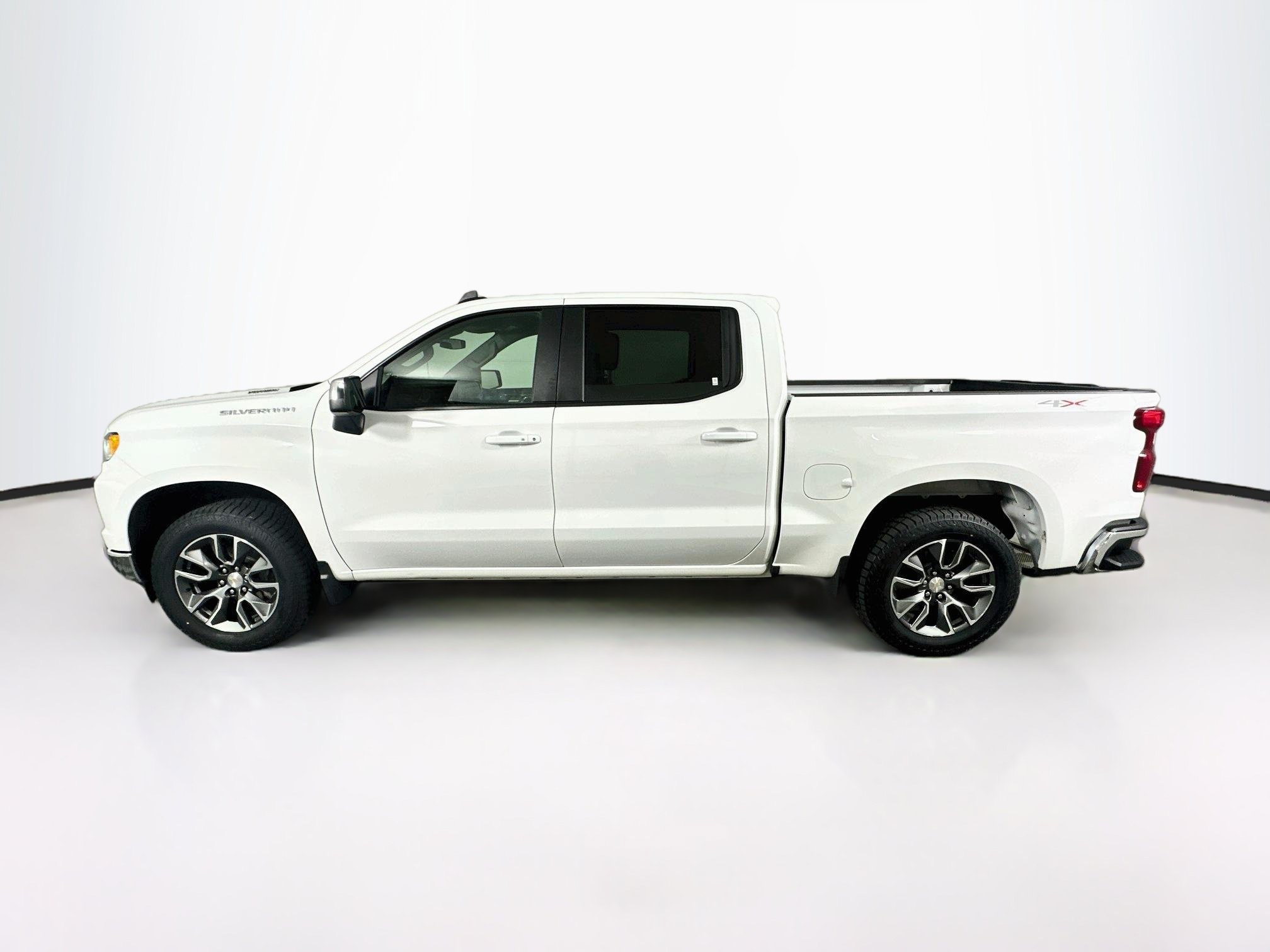 Used 2024 Chevrolet Silverado 1500 LT AWD/4WD image 4