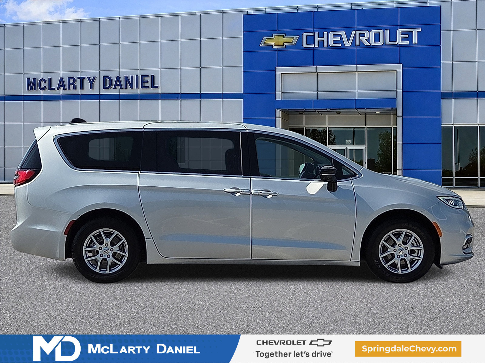 Used 2024 Chrysler Pacifica Touring-L FWD image 6