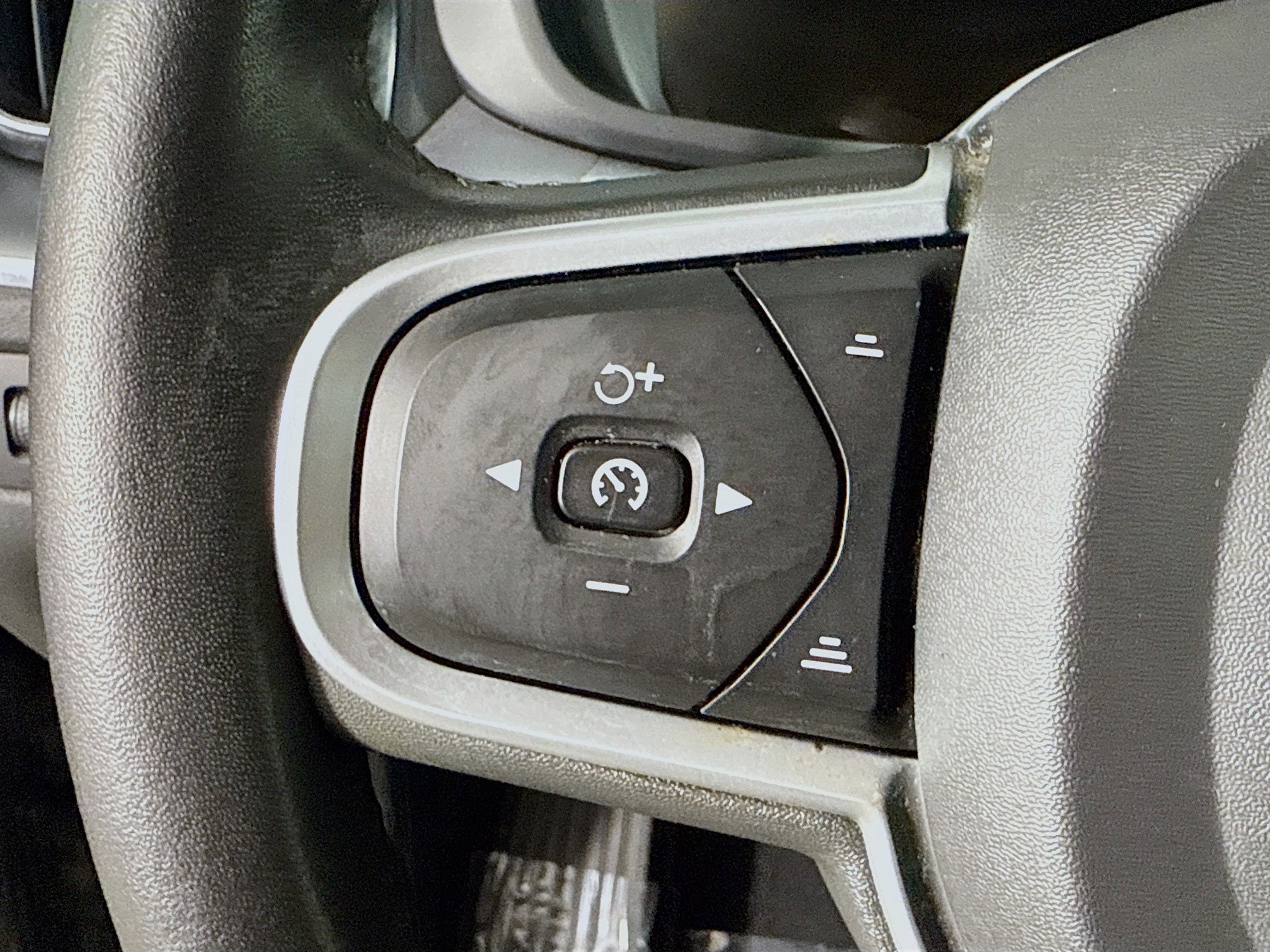 Used 2020 Volvo XC60 T6 Momentum image 14