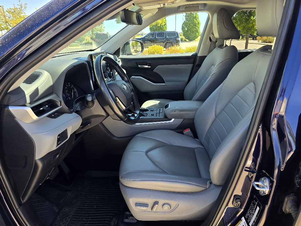 Used 2021 Toyota Highlander XLE AWD/4WD image 12