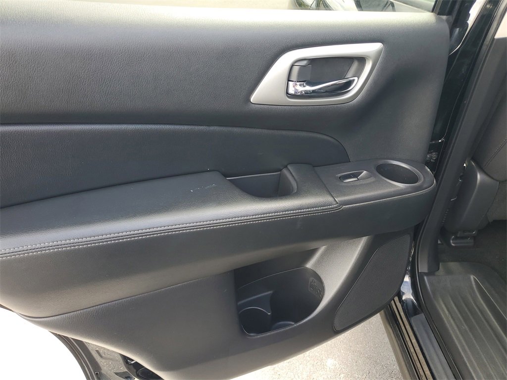 Used 2020 Nissan Pathfinder SV image 9