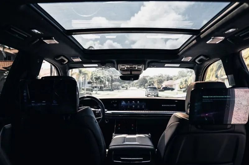 Used 2025 Cadillac Escalade ESV V AWD/4WD image 15