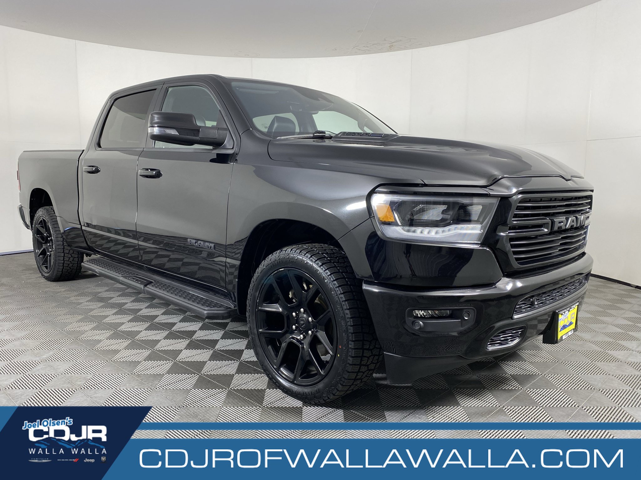 Used 2023 RAM 1500 Laramie AWD/4WD image 1