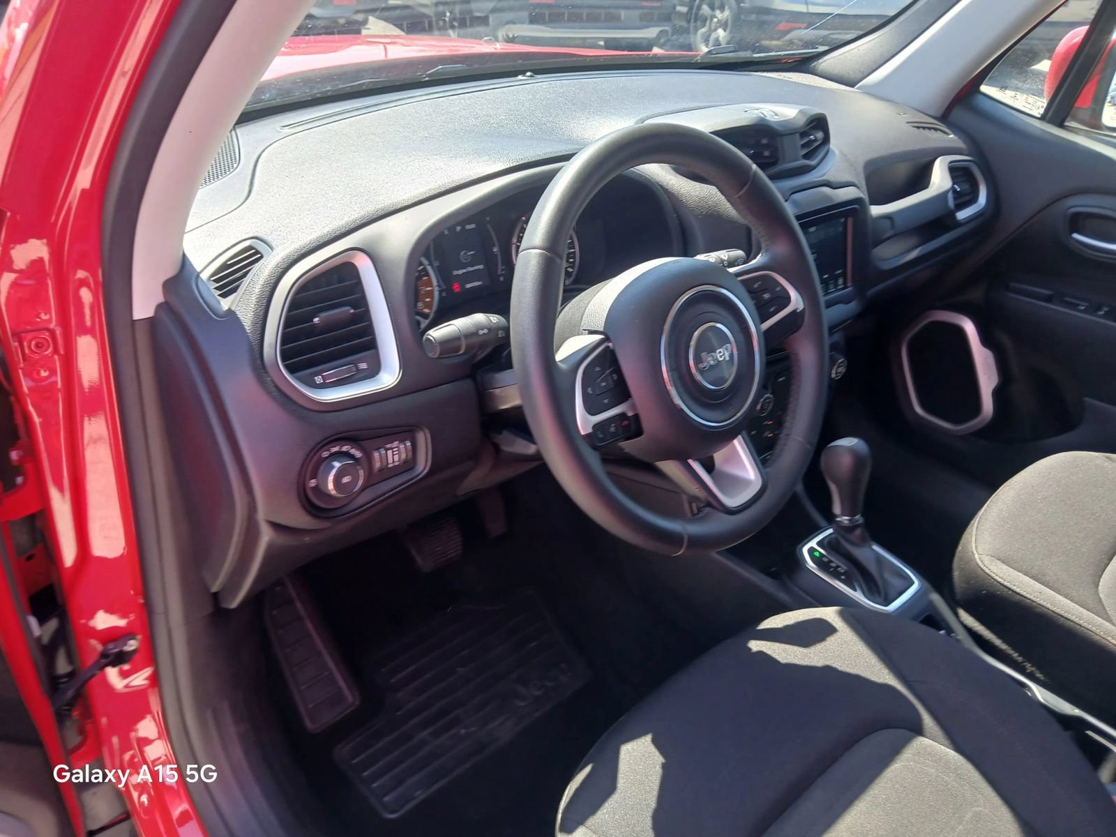 Used 2019 Jeep Renegade Latitude FWD image 7