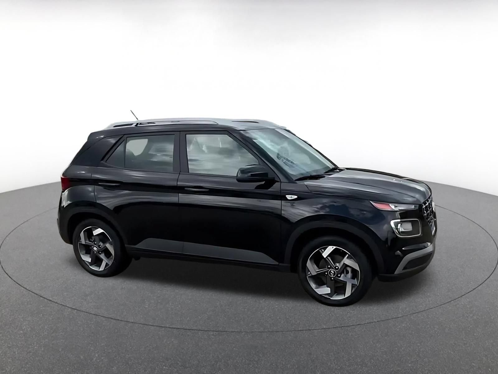 Used 2026 Hyundai Venue SEL FWD image 2