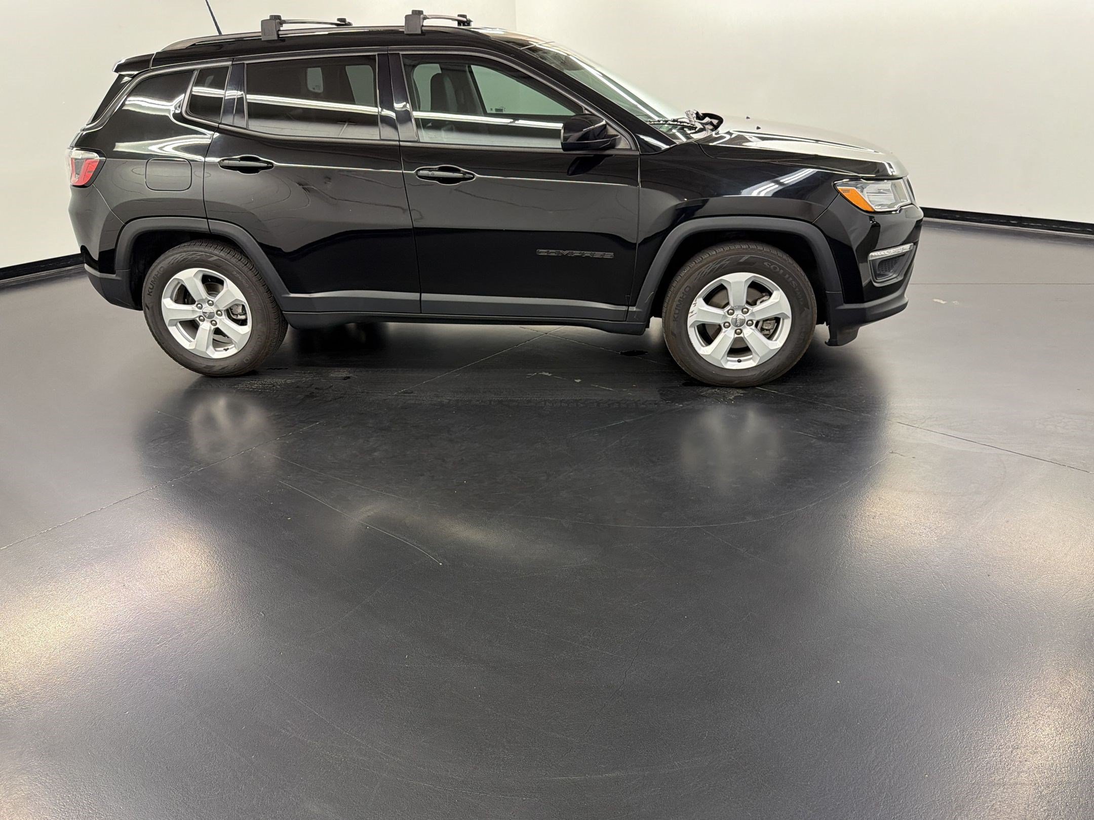 Used 2017 Jeep Compass Latitude w/ Safe & Security Group FWD image 8