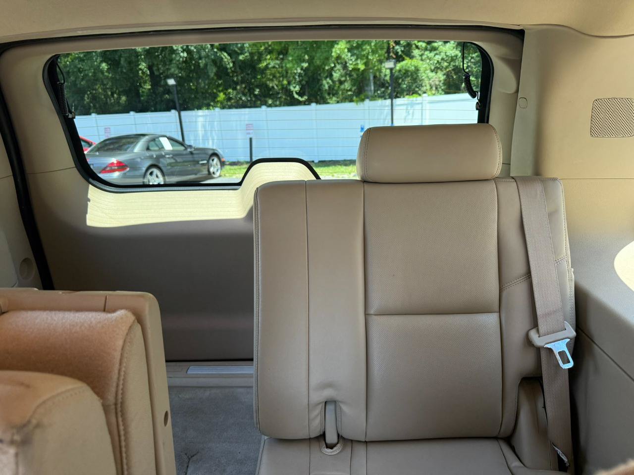 Used 2011 Cadillac Escalade Premium AWD/4WD image 27