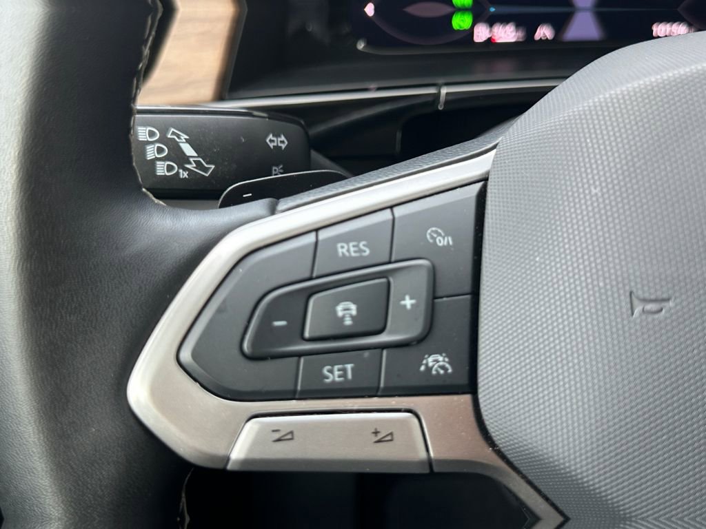 Used 2024 Volkswagen Atlas SE w/ Panoramic Sunroof Package FWD image 7