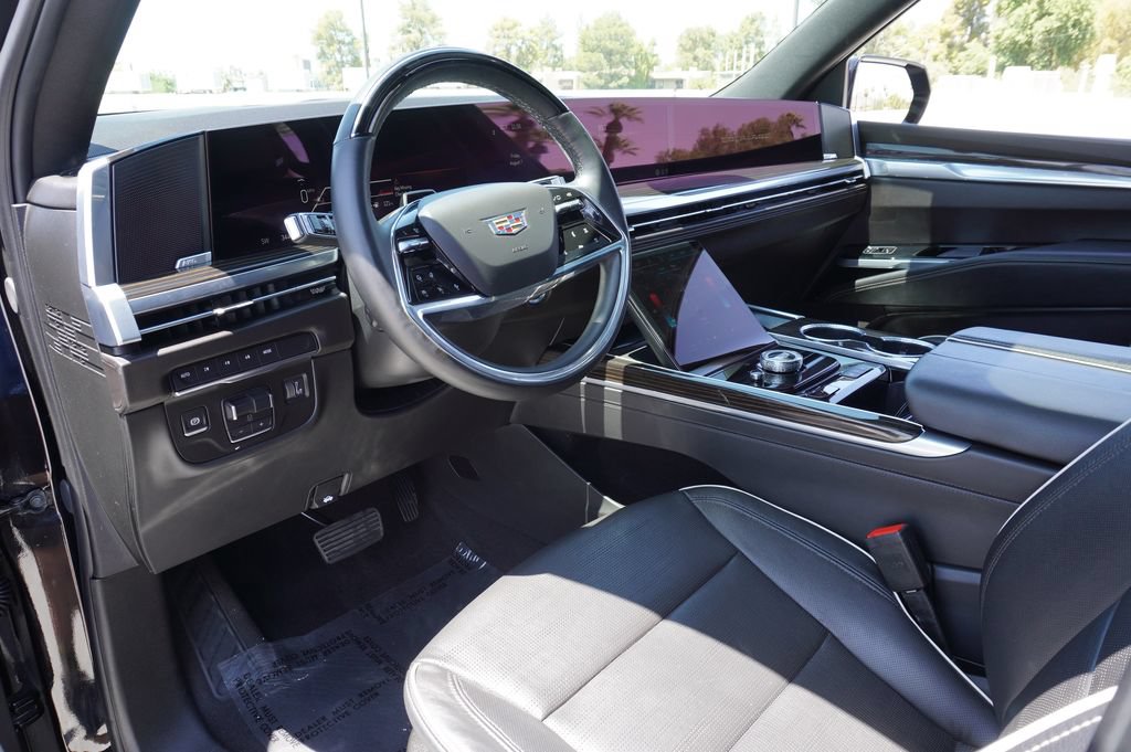 Certified 2025 Cadillac Escalade Premium Luxury AWD/4WD image 18