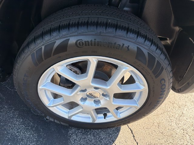 Used 2023 Jeep Renegade Latitude w/ Premium Group AWD/4WD image 27