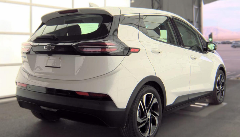Used 2023 Chevrolet Bolt LT w/ Driver Confidence Package FWD image 3
