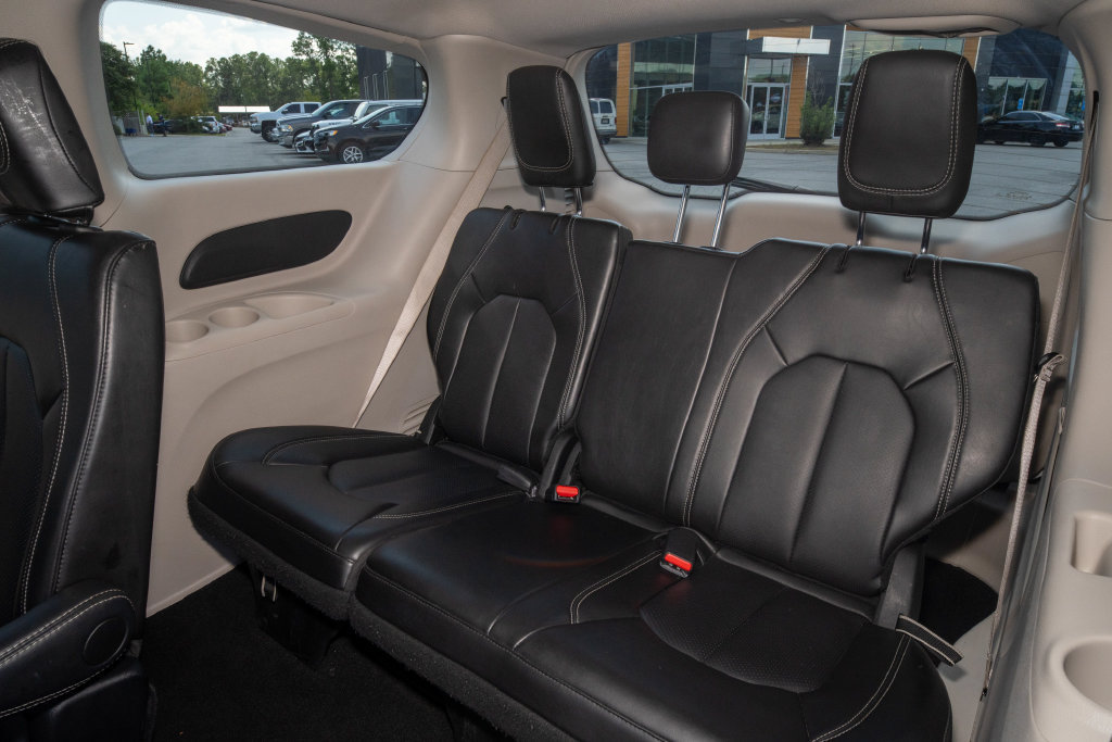 Used 2024 Chrysler Pacifica Touring-L FWD image 17