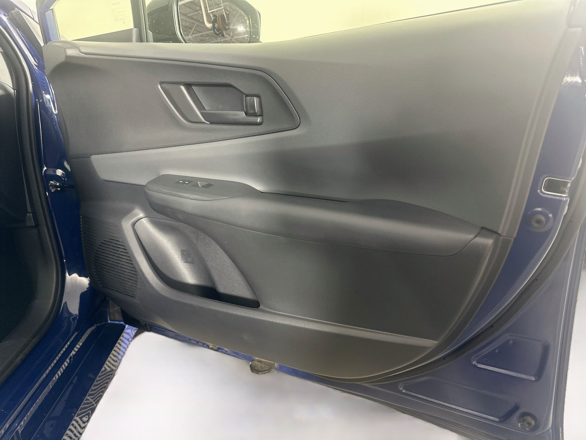 Used 2024 Toyota Prius LE FWD image 30