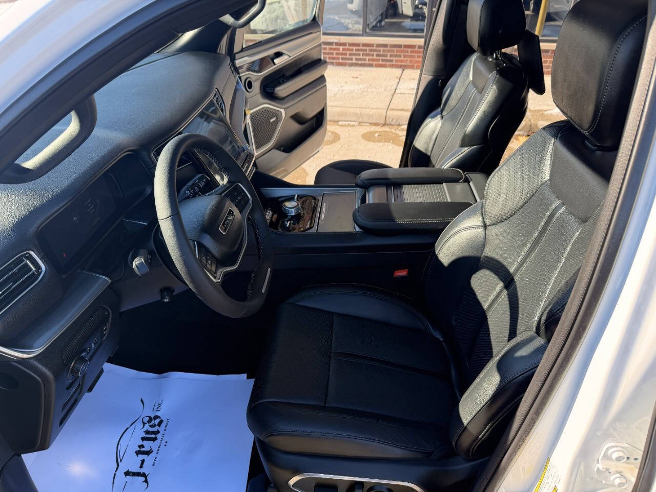 Used 2024 Jeep Wagoneer L Series II w/ Convenience Group I image 28