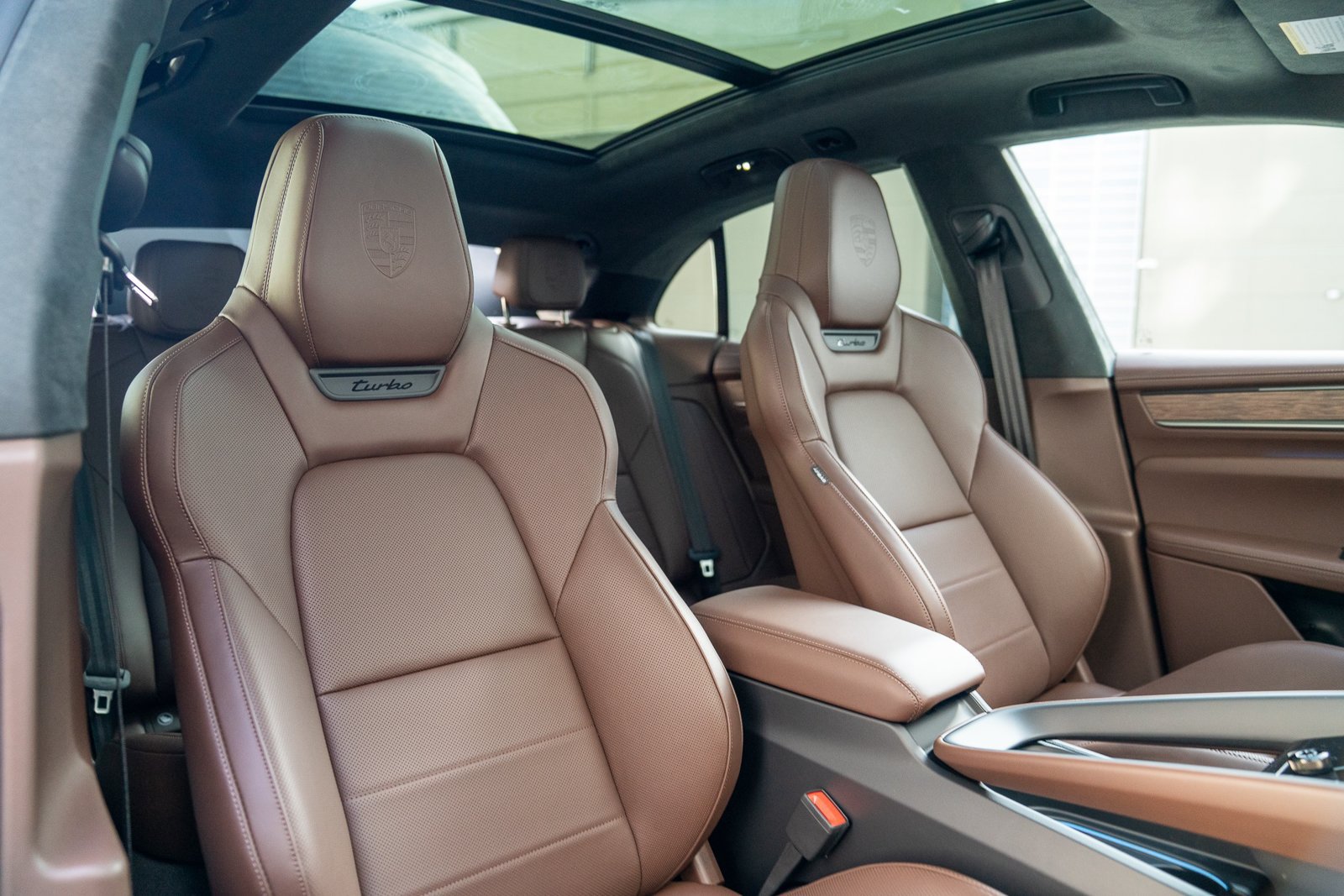 Certified 2025 Porsche Macan Turbo Electric AWD/4WD image 26