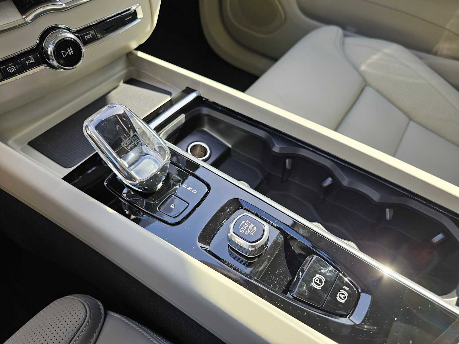 New 2026 Volvo XC60 T8 Ultra w/ Protection Package Premier image 29