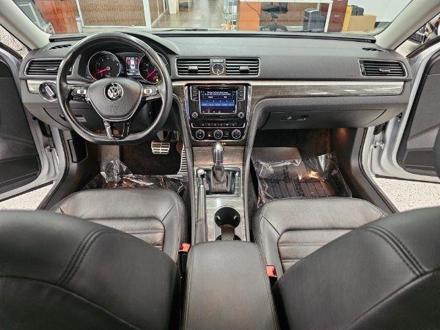 Used 2016 Volkswagen Passat 3.6 SEL Premium image 9