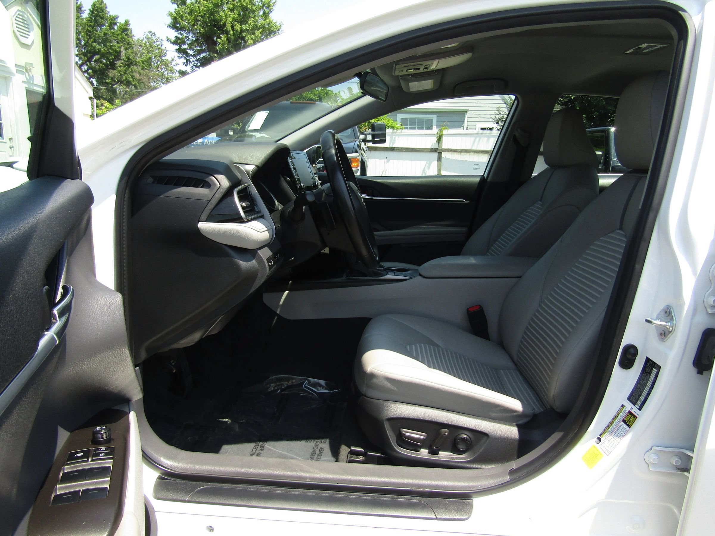 Used 2023 Toyota Camry SE FWD image 9