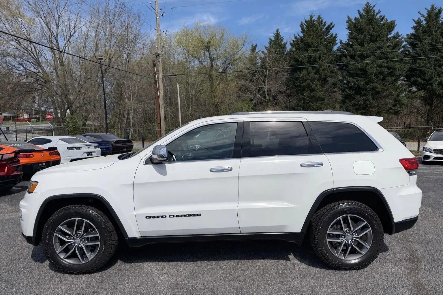Used 2017 Jeep Grand Cherokee Limited AWD/4WD image 3