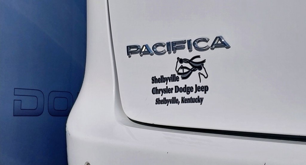 Used 2021 Chrysler Pacifica Touring-L image 6