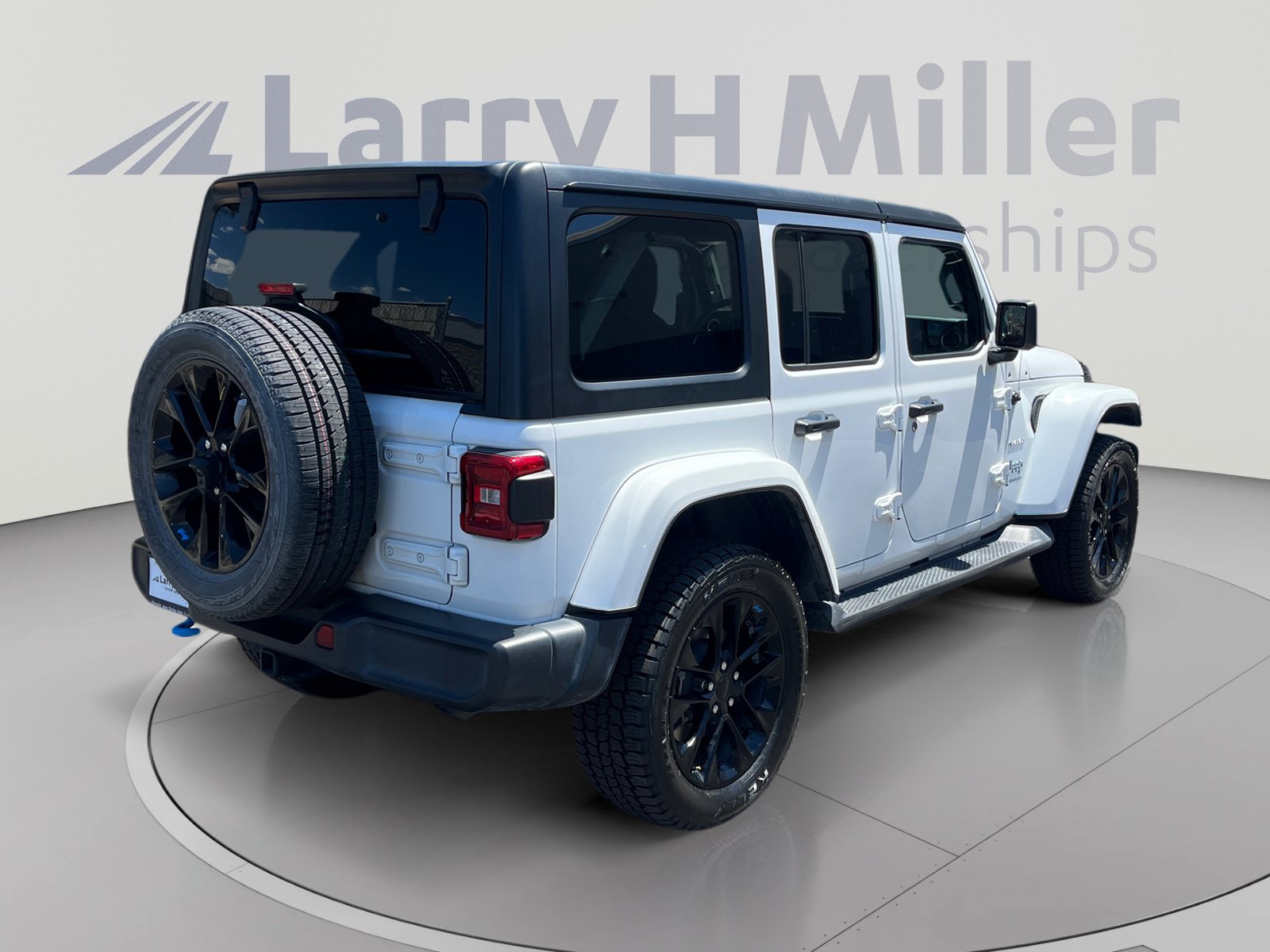 Used 2023 Jeep Wrangler Unlimited Sahara w/ Cold Weather Group AWD/4WD image 5