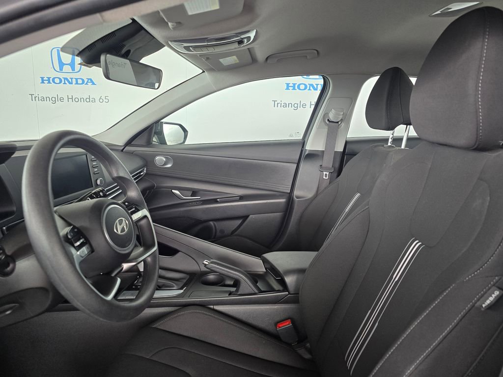 Used 2025 Hyundai Elantra SE FWD image 10