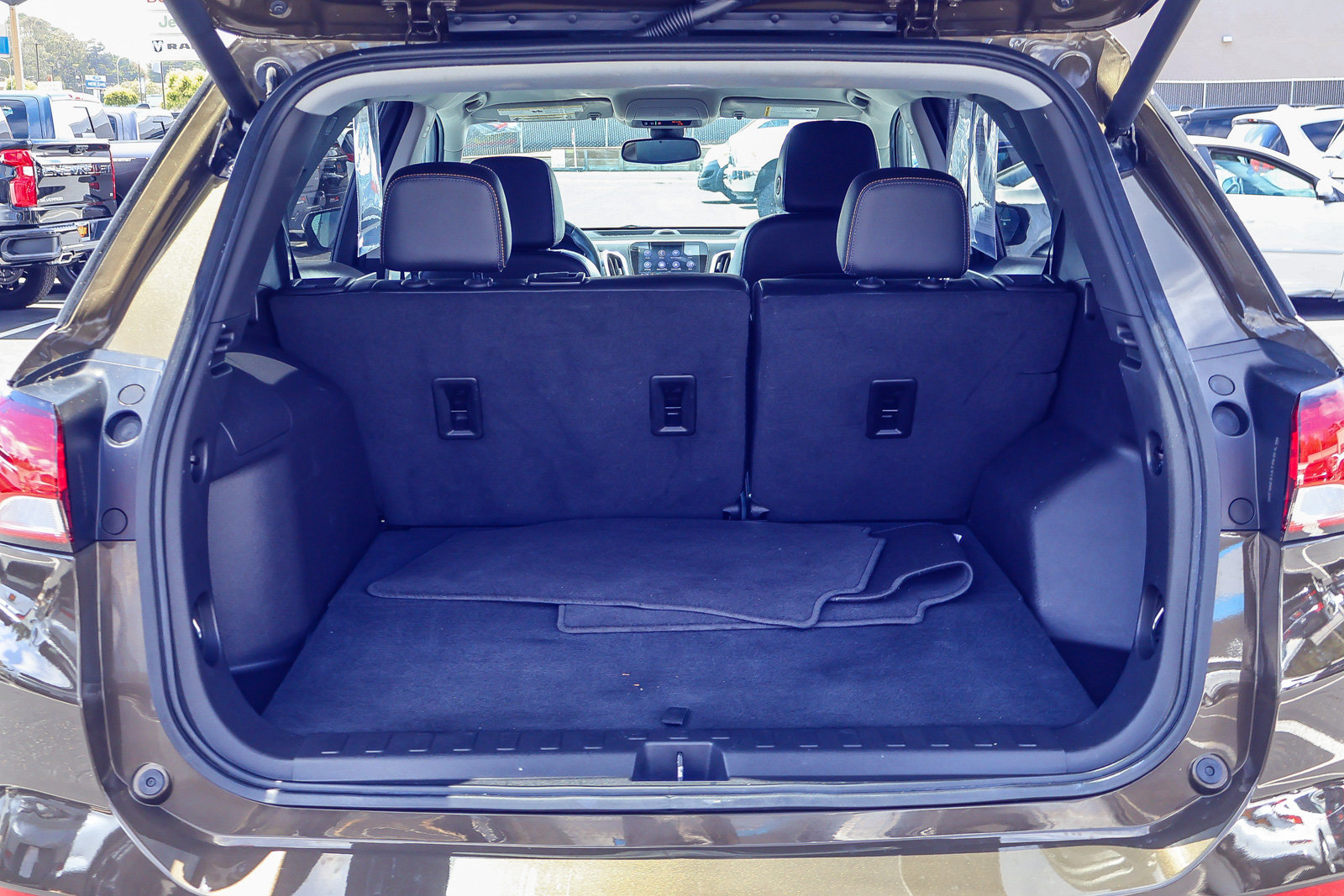 Used 2023 Chevrolet Equinox Premier AWD/4WD image 15