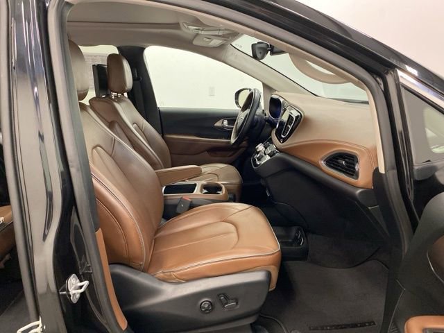 Used 2017 Chrysler Pacifica Limited w/ UConnect Theater Package FWD image 28