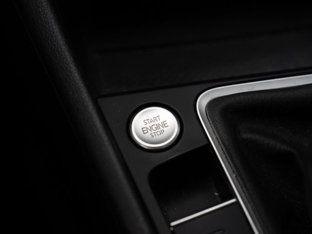 Used 2025 Volkswagen Jetta SE w/ Sunroof Package FWD image 27