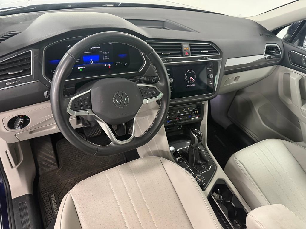 Used 2022 Volkswagen Tiguan SE w/ Panoramic Sunroof Package AWD/4WD image 11