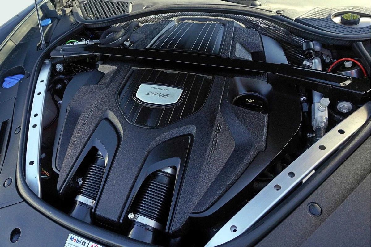 Used 2021 Porsche Panamera w/ Premium Package image 12